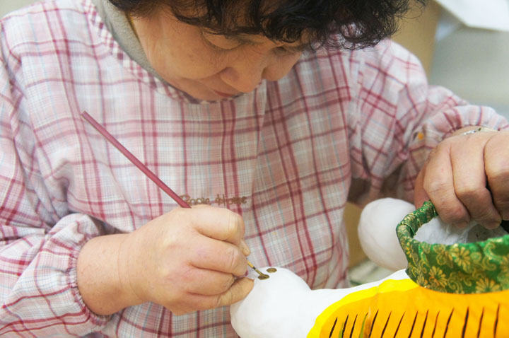 田井民芸の張子虎